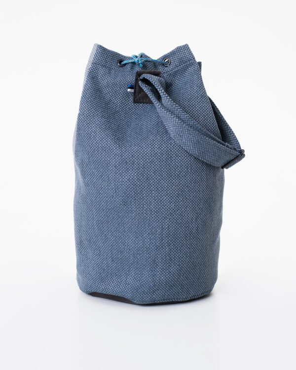 Trendbagi märss on multifunktsionaalne kott, mis on valmistatud käsitööna pehme mööbli tootmisest üle jäänud vastupidavatest materjalidest.